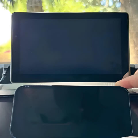 Monitor multimedia auto – instalare ușoară și cameră inclusă